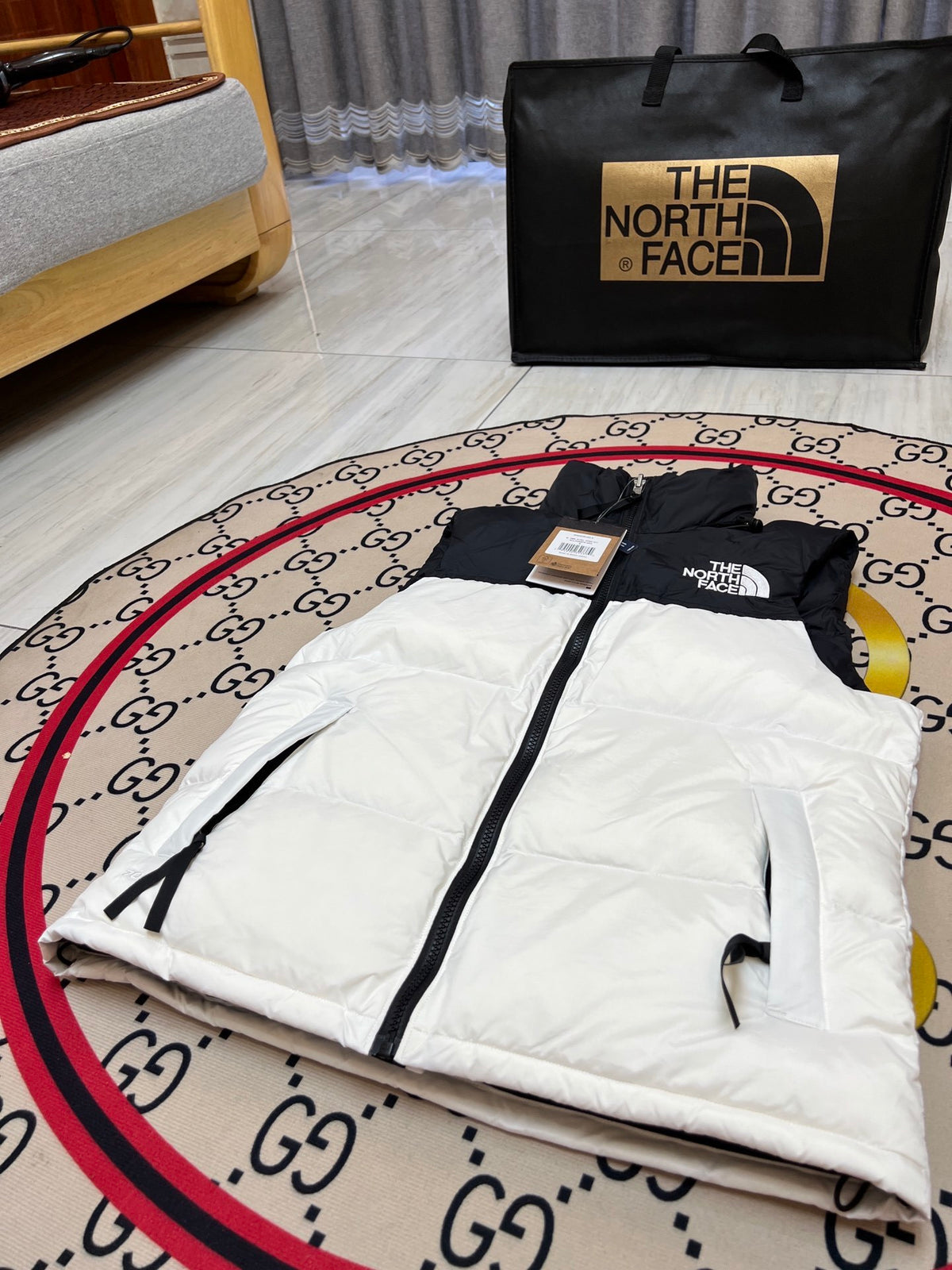 The North Face Unisex Color-Block Puffer Vest | White & Black