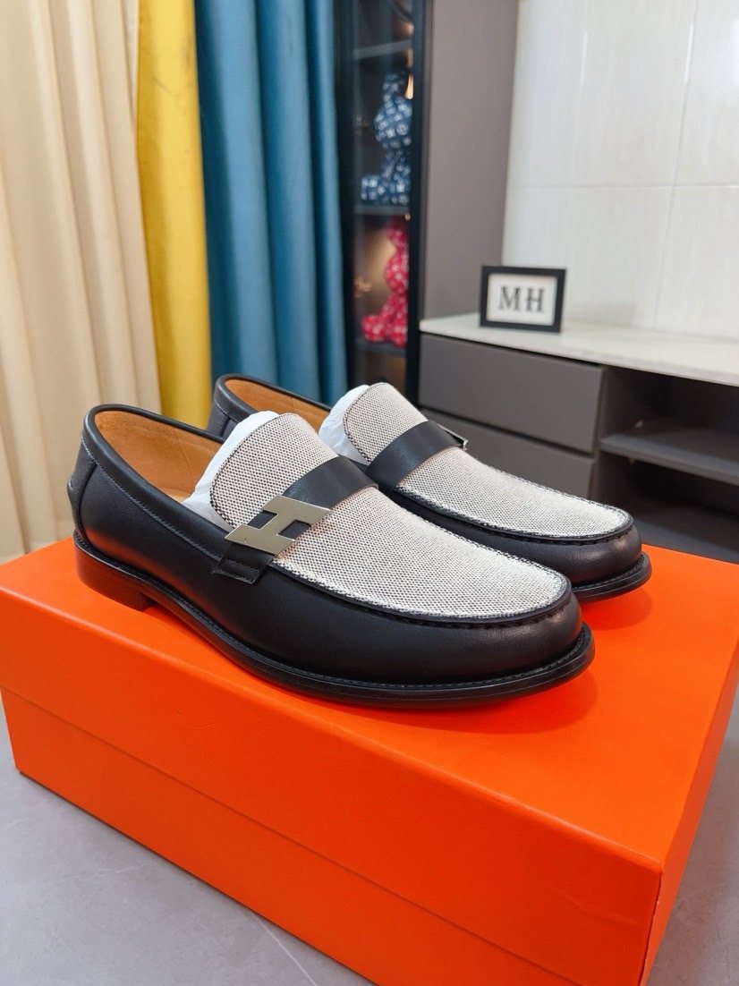 Hermès Textured Contrast-Trim Loafers